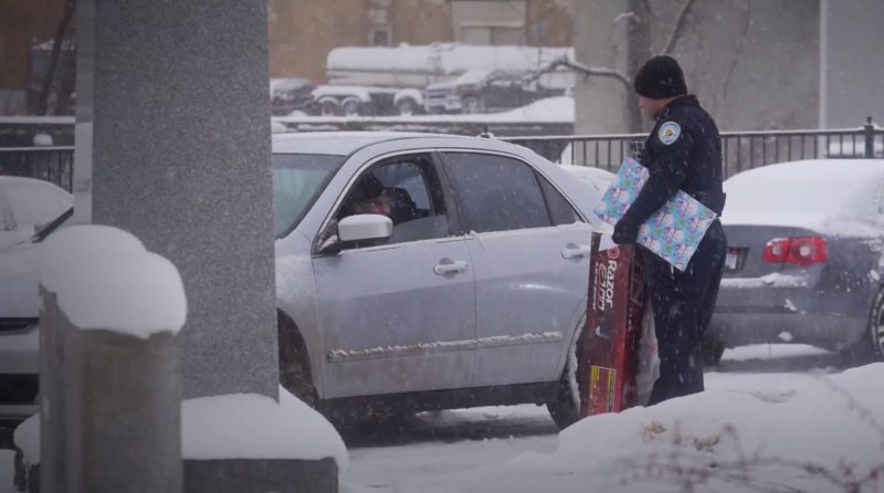 ll_michigan_police_christmas_stunt