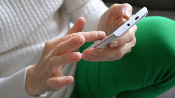 Smartphone-with-hands