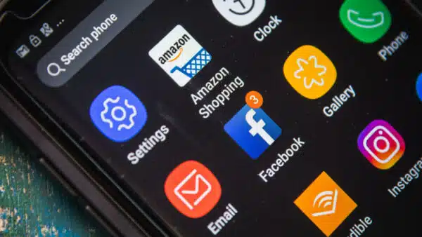 Amazon-Facebook-on-smartphone