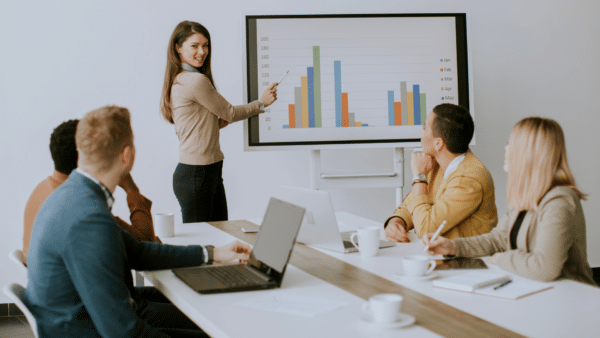 B2B-marketers-discusinng-business-data
