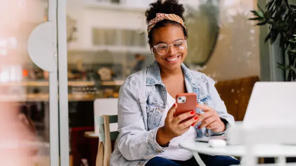 Woman-using-her-smarphone-in-a-cafe