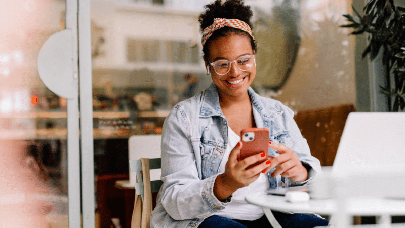 Woman using her smarphone in a cafe