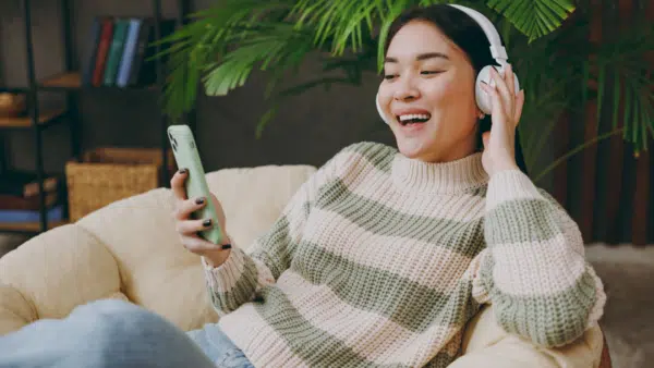 Woman-with-headphones-on-streaming-music