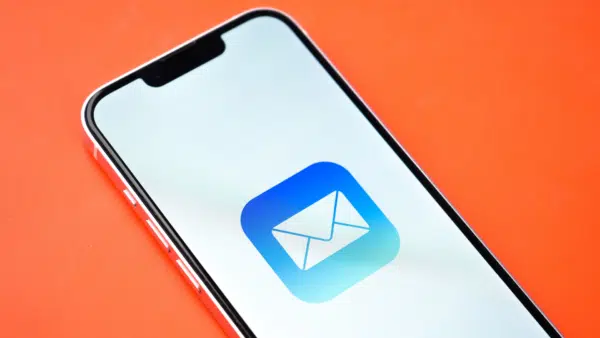 Apple-Mail-app-logo-on-iPhone-screen