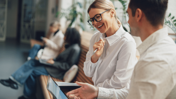 Marketer-discussing-new-project-with-colleague