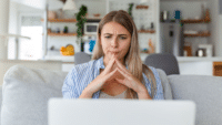 Confused-businesswoman-looking-at-laptop