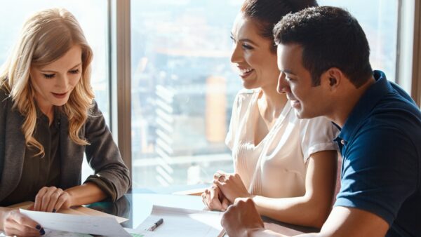 Advisor-helping-out-customers