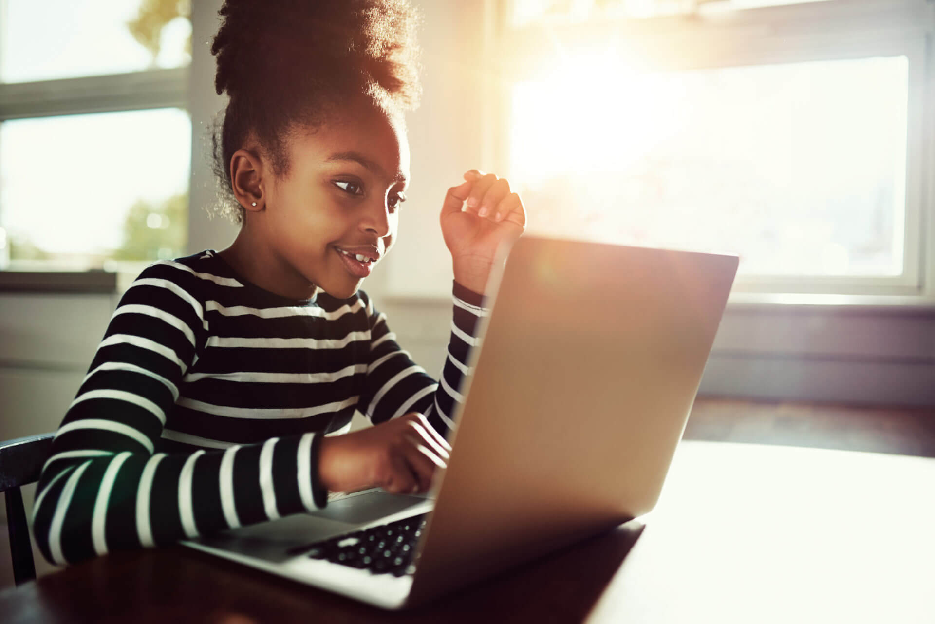 Girl On Computer W9snjj